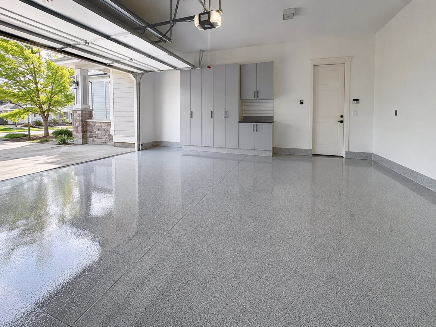 Plancher de garage résidentiel en époxy avec finition à flocons gris