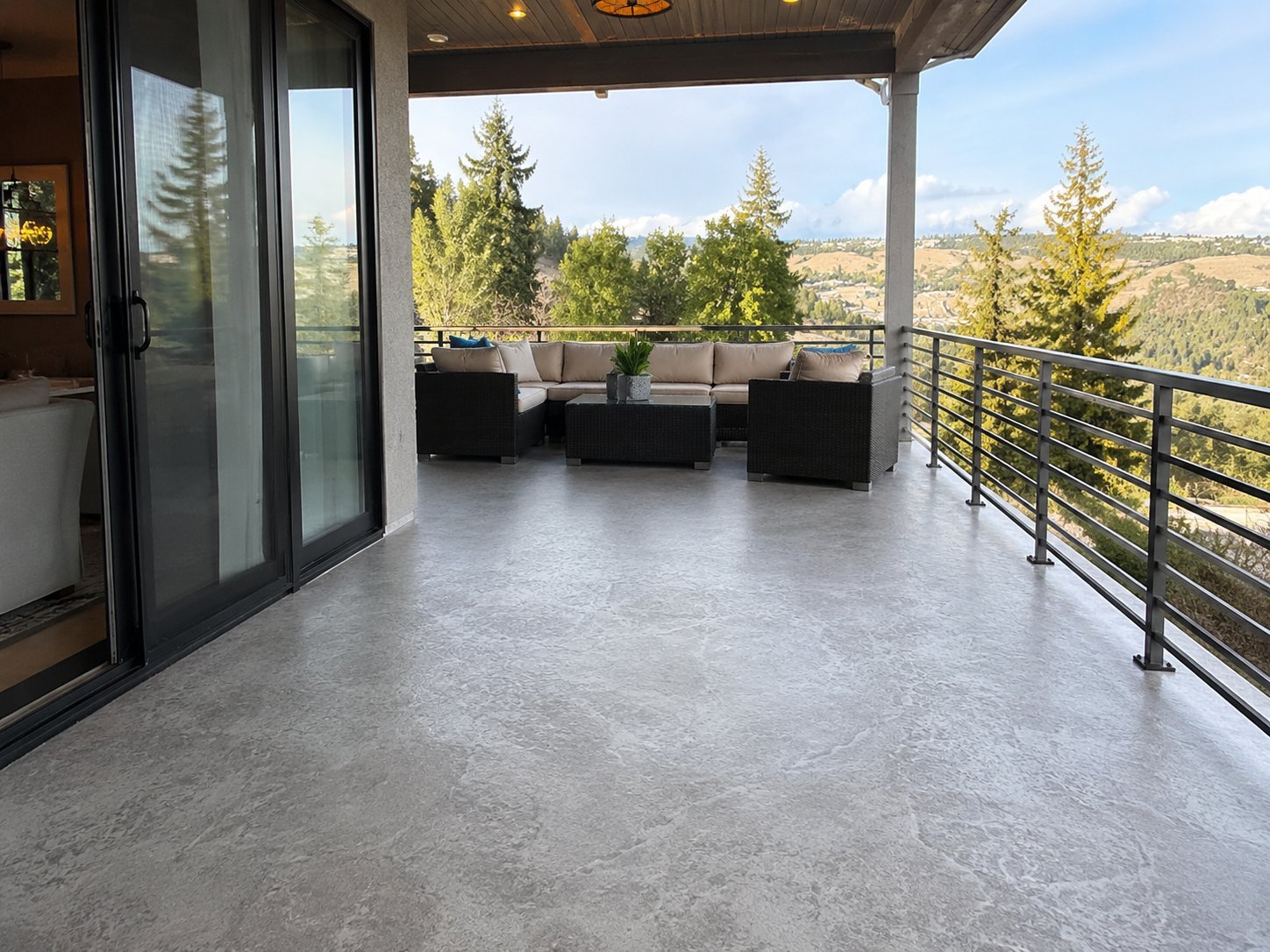 Revêtement polyaspartique extérieur sur balcon résidentiel