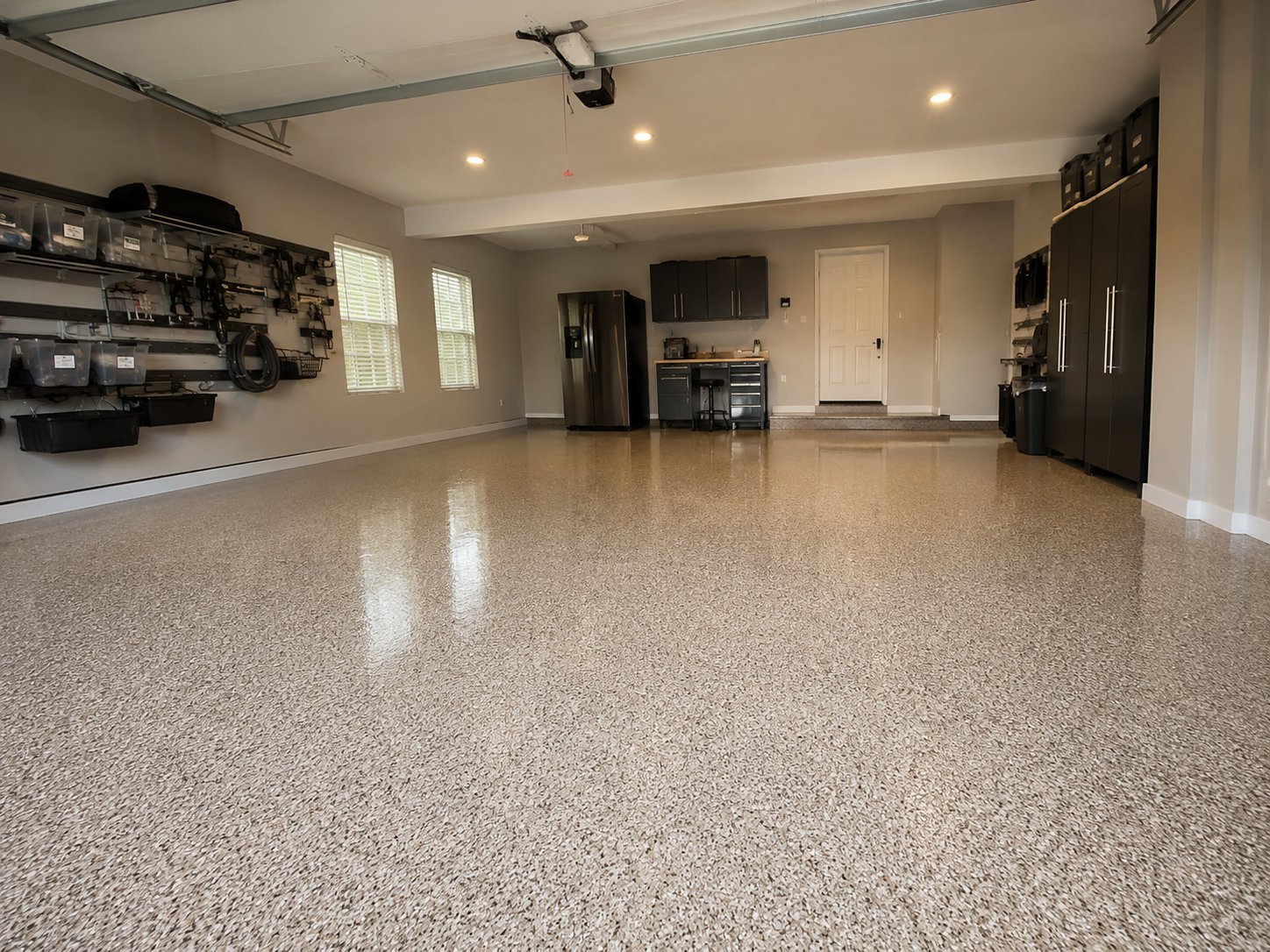 Plancher de garage résidentiel en époxy beige avec flocons décoratifs